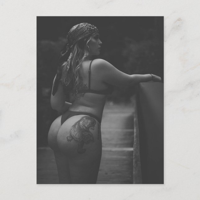 Postal Foto de Chica en bikini blanco y negro caliente (Anverso)