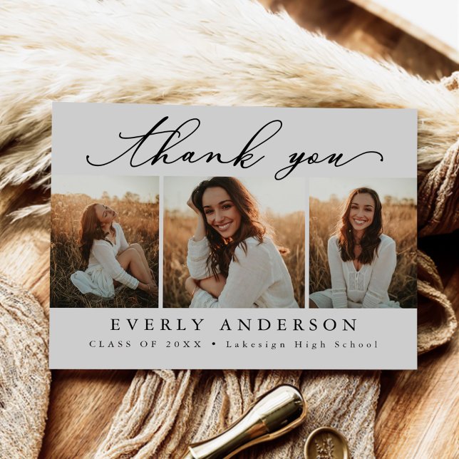 Postal Foto de graduación con guión moderno de agradecimi (Subido por el creador)