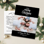 Postal Foto de la familia de navidad con letras de mano -<br><div class="desc">Difundir alegría por las vacaciones con esta postal moderna que incluye tu foto horizontal, Feliz Navidad en una tipografía con letras a mano, acentos de zumbido botánicos, todo contra un fondo negro. El reverso muestra espacio para una nota de vacaciones con tipo o para borrar y dejar espacio para escribir...</div>