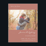 Postal Foto De Pareja Comprometida De Terracotta Guardar<br><div class="desc">Esta hermosa tarjeta postal guarda la foto,  una composición minimalista y una tipografía elegante en terracota.</div>