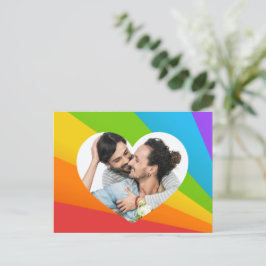 Postal Foto de pareja gay del arcoíris en corazón de amor