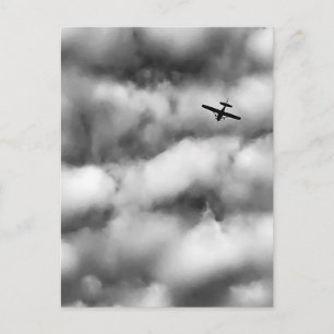 Postal Foto de pequeño avión volando en cielo nublado