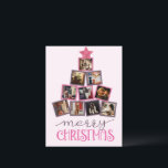 Postal Foto de presupuesto Navidades rosados navideños má<br><div class="desc">Árbol de Navidad de color rosa y morado hecho con tus propias fotos personales, hacen de esta tarjeta postal de vacaciones económica perfecta para tus amigos y familia. "Feliz Navidad" guión lujoso y tipografía en la coordinación de colores de marcos fotográficos. Estrella purpurina rosa bonito en la parte superior de...</div>