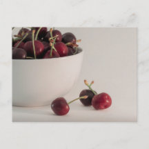 Foto de tazón de cerezas frescas rojas en tonos su