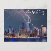 Foto de tormenta nocturna en el Skyline de la ciud