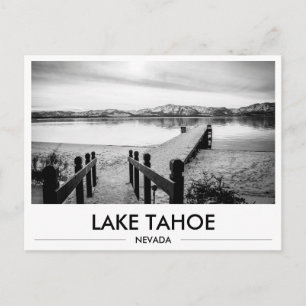 Postal Foto en blanco y negro del muelle nevado del lago 