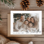 Postal Foto familiar minimalista Feliz Navidad<br><div class="desc">Celebre el estilo de los Navidades 2025 con este elegante diseño minimalista. Con una foto familiar y texto personalizado, esta tarjeta personalizado es perfecta para enviar sentidos deseos de vacaciones. Con "Feliz Navidad 2025" en un estilo de letra elegante y moderno y tu apellido, esta carta combina simplicidad y sofisticación...</div>