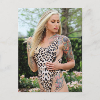 Postal Foto modelo de bikini tatuada