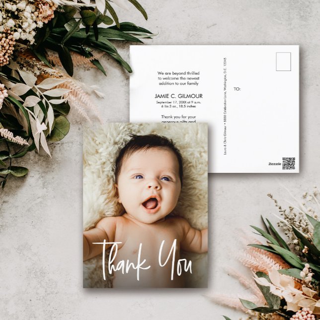 Postal Foto moderna Bebé Gracias anuncio de nacimiento (Modern Handlettering script baby photo thank you birth announcement postcard design.)