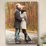 Postal Foto moderna con guión de pincel Guardar nuestra f<br><div class="desc">Guión de pincel moderno Guardar nuestra tarjeta postal de foto de pareja de compromiso de fecha</div>
