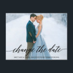 Postal Foto Moderna de caligrafía con guión cambia la fec<br><div class="desc">El guión moderno de caligrafía cambia la tarjeta postal de fotografía de pareja pospuesta por Boda de fecha</div>