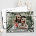 Postal Foto Save the Date Hand Drawn Petite Flowers<br><div class="desc">Envíe su boda para guardar las fechas con estilo con esta hermosa postal con su foto enmarcada por un borde floral dibujado a mano blanca. El reverso muestra los detalles de la fecha y la dirección de devolución. Moderno y a la vez elegante y clásico - un ahorre la fecha...</div>