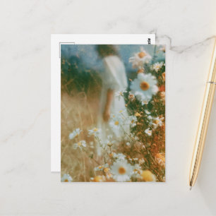 Postal Fotografía abstracta Mujer en un campo de flores s
