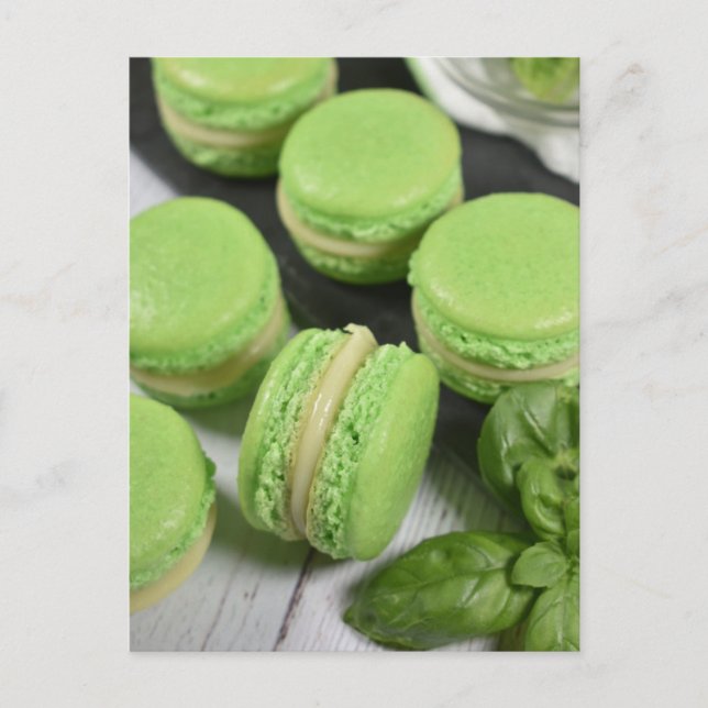Postal Fotografía de comida Lime Basil Macarons franceses (Anverso)
