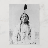 Fotografía de época del líder lakota sentando el t