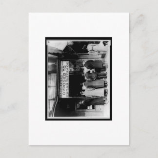 Postal Fotografía de época opuesta a la mujer sufriendo a