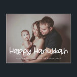 Postal Fotografía de la familia de vacaciones de Hanukkah<br><div class="desc">Una tipografía moderna para esta colección de tarjetas fotográficas. Para personalizar con tu foto familiar favorita. También puede cambiar fácilmente el color del tipo de letra a su gusto.</div>
