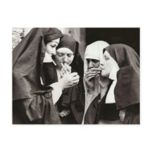 Fotografía de las monjas humeantes de la época