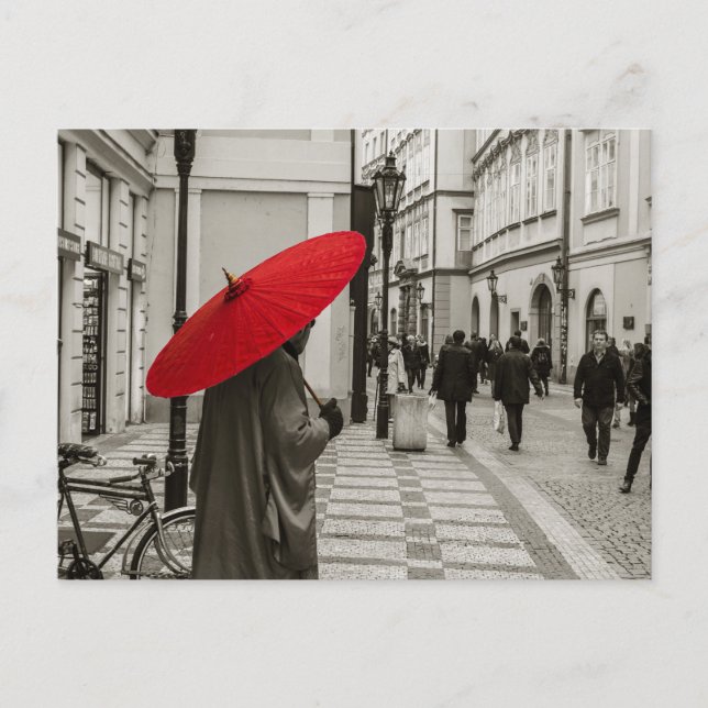 Postal Fotografía en blanco y negro del paraguas rojo (Anverso)