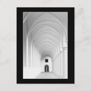 Postal Fotografía monocromática en pasillo gótico