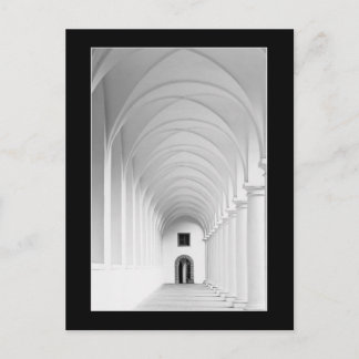 Postal Fotografía monocromática en pasillo gótico