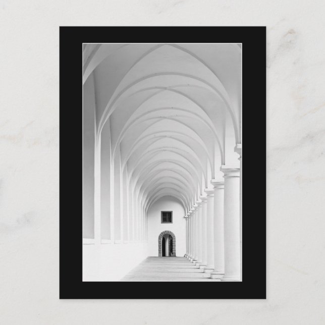 Postal Fotografía monocromática en pasillo gótico (Anverso)