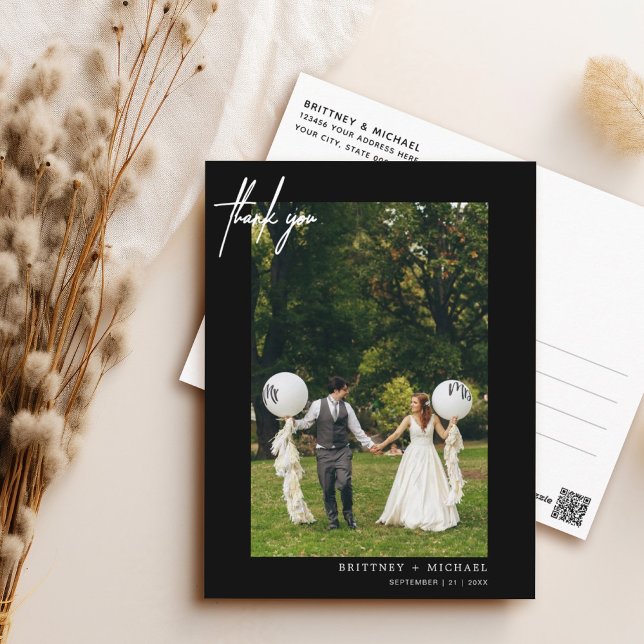 Postal Fotografía simple negra moderna Gracias (Elegant hand lettered thank you wedding postcard with a minimalistic design perfect for any couple.)
