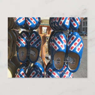 Postal fotográfica de zapatos de calzado de madera