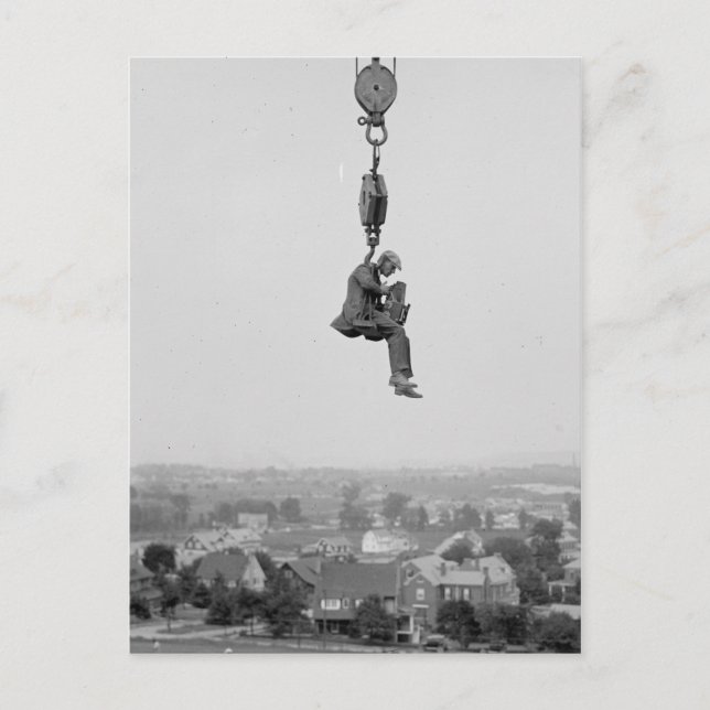 Postal Fotógrafo Con Cámara Suspendida De Hook (Anverso)