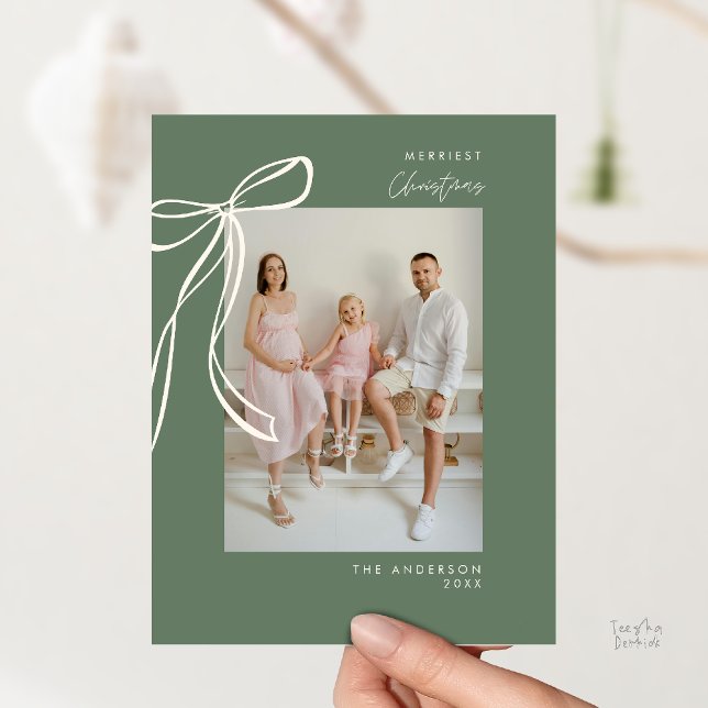 Postal Fotos de Navidades de la familia verde de los sabi (Modern Cream Bow Family Photo Christmas Minimalist Sage Green Greeting Postcard)