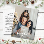 Postal Fotos familiares a mano de Navidades brillantes de<br><div class="desc">Celebra la temporada con esta divertida postal que incluye tu foto vertical y las palabras con letras a mano "Merry and Bright" en la parte delantera y tu nota personalizado en la parte posterior. O, si lo desea, elimine la nota tecleada en la parte posterior y escriba a mano cada...</div>