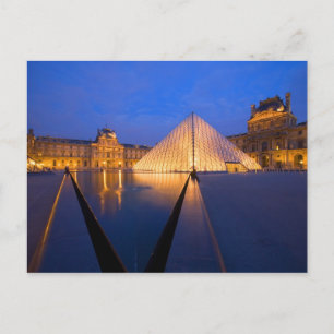 Postal Francia, París. El museo del Louvre al anochecer.