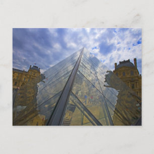 Postal Francia, París. Las nubes reflejan el Louvre