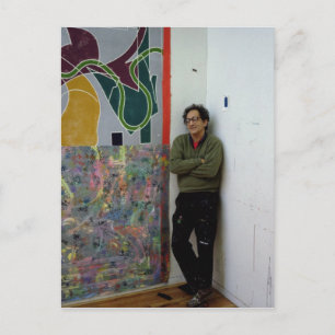 Postal Frank Stella junto a una de sus obras