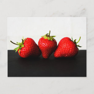 Postal Fresas En Blanco Sobre El Pccna Negro