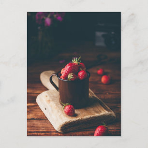 Postal Fresas frescas rojas en una taza metalizado sobre