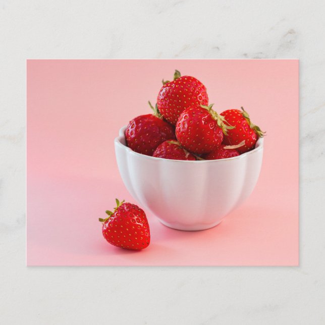 Postal Fresas Rojas En Un Tazón Blanco Sobre Rosa Claro (Anverso)