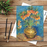 Postal Fritillaries en una Van Gogh de cobre<br><div class="desc">Postal de arte fino con la pintura post-impresionista del artista holandés Vincent van Gogh (1853-1890) titulada,  Fritillaries in a Copper Vase (1887). La Fritillaria es una bombilla de primavera con flores. Una vida quieta de flores rojizo-naranja en una olla de cobre contra un fondo azul.</div>