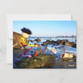 Postal Fubby met flessenpost aan de kust.