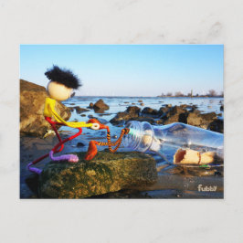 Postal Fubby met flessenpost aan de kust.