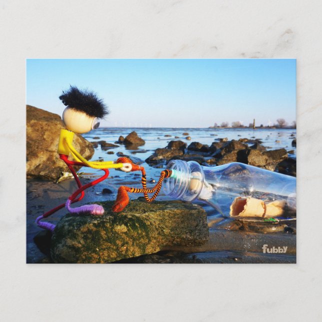 Postal Fubby met flessenpost aan de kust. (Anverso)