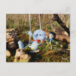 Postal Fubby monster op de schommel.