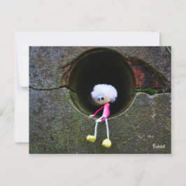 Postal Fubby poppetje dat in een muur zit. Een schattig m