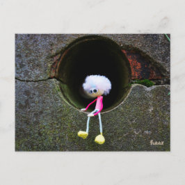 Postal Fubby poppetje dat in een muur zit. Een schattig m