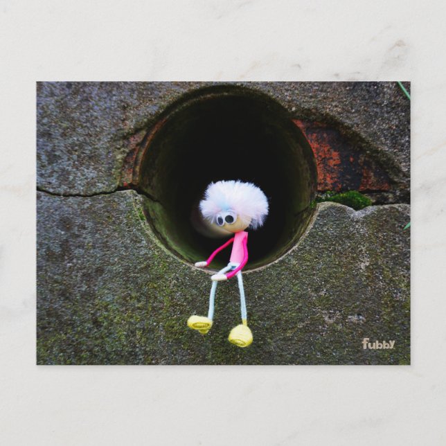 Postal Fubby poppetje dat in een muur zit. Een schattig m (Anverso)