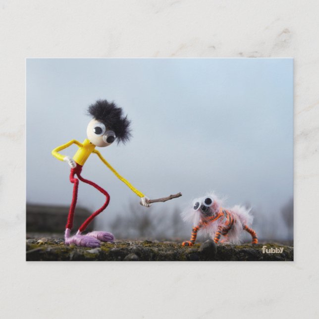 Postal Fubby speelt buiten met dier. (Anverso)