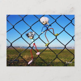 Postal Fubby's die een hek beklimmen.