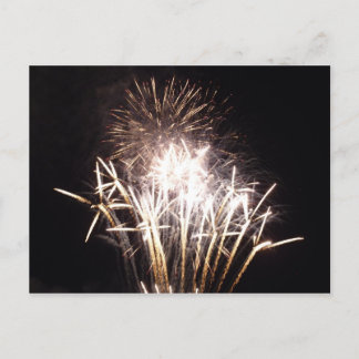 Postal Fuegos artificiales blancos y dorados en celebraci