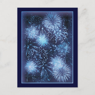 Postal Fuegos artificiales explotando en el cielo azul