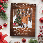 Postal Fun Calligraphy Navidades Wood Lights Photo<br><div class="desc">Moderna caligrafía de diversión guión Feliz Navidad Familia de Navidad tarjeta postal de vacaciones - Rústico País Madera con cadenas</div>